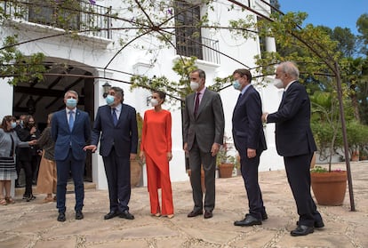 Los reyes ,Felipe VI y la reina Letizia , junto al ministro de Cultura de entonces, José Manuel Uribes, y el presidente de la Generalitat, Ximo Puig, en la casa de Francisco Brines en abril de 2021 para entregarle el premio Cervantes. 