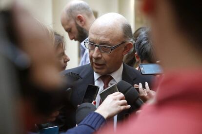 El ministro de Hacienda, Crist&oacute;bal Montoro, tras la sesi&oacute;n de control en el  Senado el pasado d&iacute;a 25.