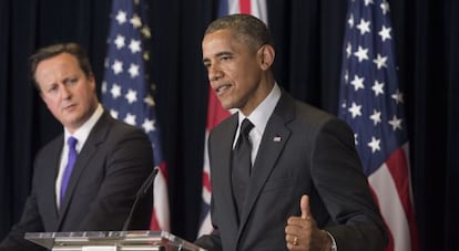 Obama (d), presidente de EE UU, y Cameron, primer ministro británico, este jueves en una rueda de prensa conjunta en Bruselas.