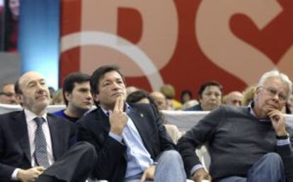 Rubalcaba, Javier Fernández y Felipe González, en el mitin de Gijón.