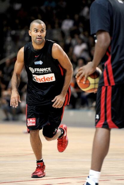 Tony Parker, durante una sesión de entrenamiento con la selección francesa.