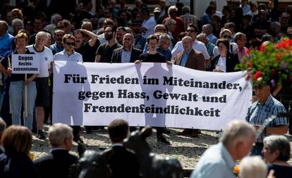 Decenas de personas participan en la vigilia por la muerte de Walter Lübcke, este sábado en Wolfhagen.