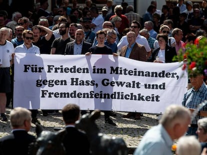 Decenas de personas participan en la vigilia por la muerte de Walter Lübcke, este sábado en Wolfhagen.