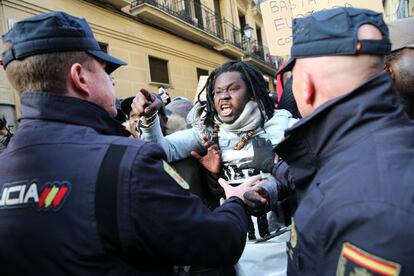 Un manifestante increpa a unos agentes.