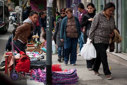 Vendedora informal nas ruas de Buenos Aires.