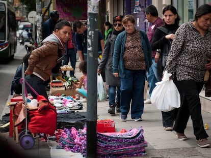 Una vendedora informal en las calles de Buenos Aires. 