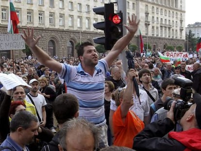 Unos 5.000 manifestantes se concentran ante la sede del Gobierno hoy en Sofía.