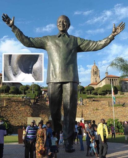 La estatua de Mandela, inaugurada recientemente en Pretoria. En el detalle, el conejo oculto.