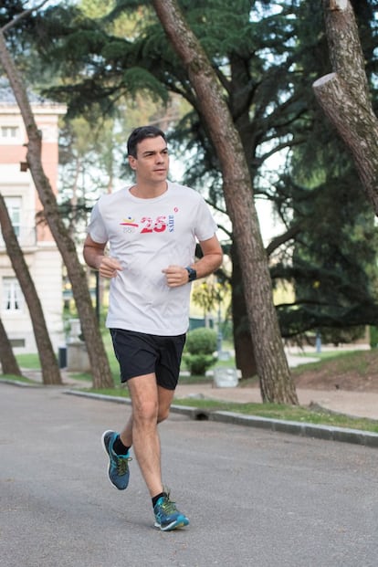 Pedro Sánchez corre por las instalaciones de La Moncloa.