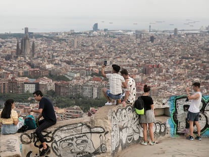 Turistas y vecinos de Barcelona acuden a los bunkers de las baterías del Carmelo para presenciar las vistas de Barcelona durante el atardecer.