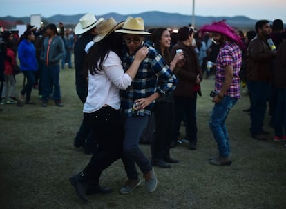 Una pareja baila durante la fiesta