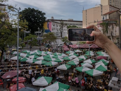 Bares y restaurantes llenos en una de las plazas del centro un fin de semana en la ciudad de Río de Janeiro.