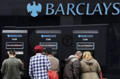 Varios clientes retiran efectivo en una sucursal del banco Barclays, en Londres (Reino Unido). 