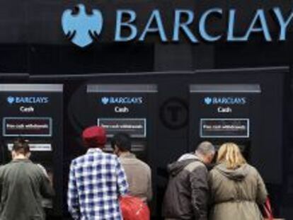 Varios clientes retiran efectivo en una sucursal del banco Barclays, en Londres (Reino Unido). 