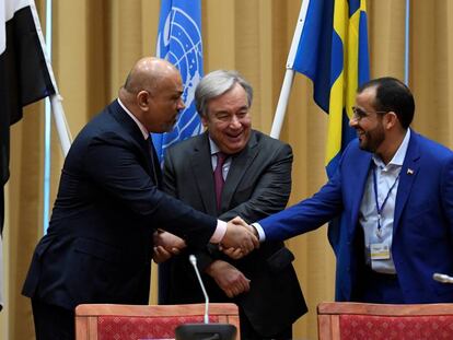 El jefe de la delegación Huthi, Mohammed Abdul Salam (derecha), y el Ministro de Exteriores de Yemen, Khaled al Yemani, se dan la mano junto al secretario general de la ONU, Antonio Guterres, este jueves en Rimbo (Suecia).