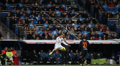 Bale controla el balón ante Berdich.