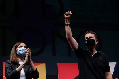 La líder de Podemos, Ione Belarra, y su predecesor, Pablo Iglesias, durante la clausura de la Universidad de Otoño del partido el año pasado.