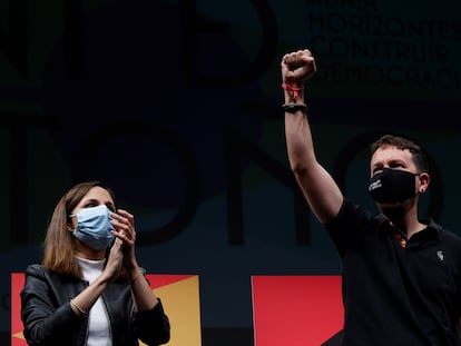 La líder de Podemos, Ione Belarra, y su predecesor, Pablo Iglesias, durante la clausura de la Universidad de Otoño del partido el año pasado.