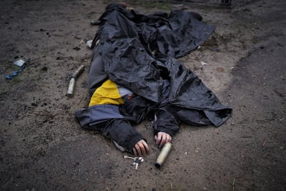 Un cuerpo abandonado en una calle de Bucha, el domingo.