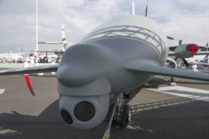 Un Piaggio Aero drone P.1HH es mostrado durante la primera jornada del Salón Aeronáutico y del Espacio de Le Bourget, al norte de París, Francia, el 18 de junio del 2013.