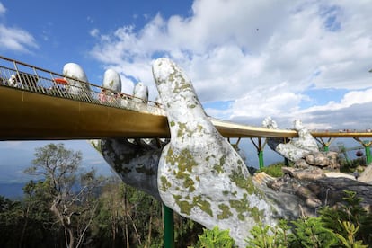 A obra do teleférico foi realizada pela empresa Sun Group, a mesma encarregada de construir a Ponte Dourada e de empreender a seguinte fase do projeto desenhado por Vu Viet Anh e sua equipe: outra ponte sobre o abismo que evoca um longo cabelo de fada ondulado pelo vento.