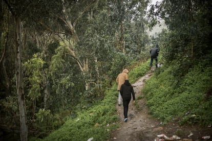 Los bosques que rodean la localidad marroquí de Belyounech están repletos de subsaharianos esperando su momento para cruzar la valla que separa Marruecos de Ceuta. Las Fuerzas Auxiliares marroquíes no les hacen la vida fácil. Muchos de ellos han conseguido regularizarse. Otros muchos han sido expulsados.