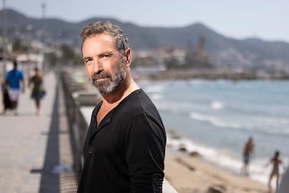 Jordi Sánchez, de OBK, fotografiado en el paseo marítimo de Sitges, el 1 de agosto de 2024.