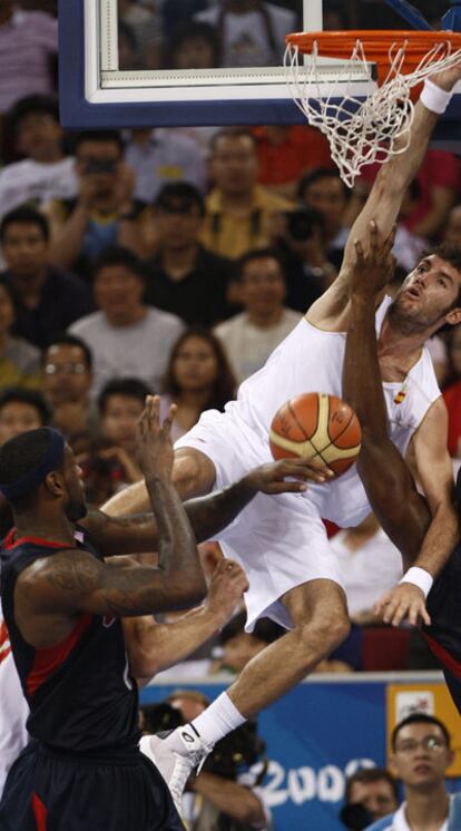 Un mate de Rudy ante James y Howard en la final olímpica de 2008 entre España y Estados Unidos.