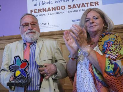 Fernando Savater y Consuelo Ordóñez, tras la entrega del premio, en San Sebastián.