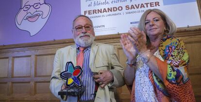 Fernando Savater y Consuelo Ordóñez, tras la entrega del premio, en San Sebastián.