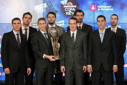 De izda a dcha. Quino Colom, del Baloncesto Fuenlabrada; el checo Tomas Satoransky, del Banca Cívica; el estadounidense Jayce Carroll, del Real Madrid; el búlgaro Kaloyan Ivanov, del Lucentum Alicante; el brasileño Marcelino Huertas, del Barcelona Regal; Jorge Garbajosa, del Unicaja; el argentino Pablo Prigioni, del Caja Laboral, y Sergi Vidal, del Lagun Aro, posan con el trofeo de la Copa del Rey de baloncesto tras el sorteo.