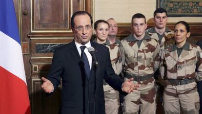 Hollande despide a soldados que salen hacia Malí, este sábado en Tulle.
