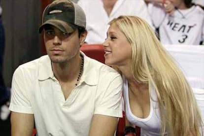 El cantante español Enrique Iglesias y su novia la tenista rusa Anna Kournikova animaron ayer al equipo de Miami, ciudad donde residen, en la tercera eliminatoria de la final de la NBA. Los Heat de Miami vencieron por 98 a 96 a los Mavericks de Dallas.