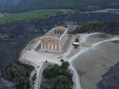Vegetación quemada alrededor de un templo de Segesta, en Sicilia.