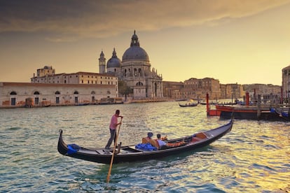 Concebida como una muestra de agradecimiento divino tras los horrores de la epidemia de peste de 1630, la basílica de Santa Maria della Salute, al fondo, se aposenta sobre miles de pilares y acoge en su interior tanto 'tizianos' como 'tintorettos', como el festivo cuadro 'Las bodas de Caná' de este último.