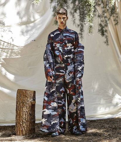 En estos tiempos de exceso de oferta y dispersión de la clientela, Thom Browne tiene una forma de entender la moda cercana a la propaganda: repetir, repetir, repetir, hasta que el mensaje cale. Y cala. Este otoño va de camuflaje sobre camuflaje, con toda la carga sexual que emana este motivo cuando se retuerce un poquito.