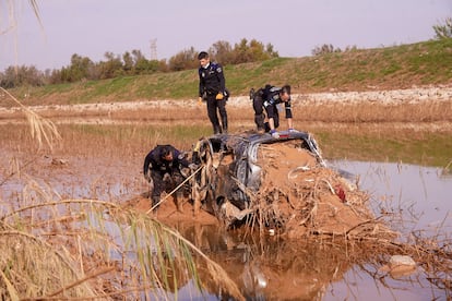 Agentes de Policía buscan a desaparecidos en el barranco de Chiva (Valencia), este miércoles.