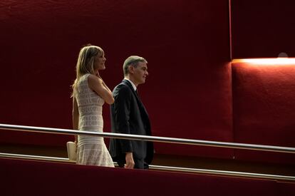 El presidente del Gobierno, Pedro Sánchez, y su mujer Begoña Gómez, asisten a la Gala de entrega del Premio Donostia al cineasta español Pedro Almodóvar, durante el Festival de Cine de San Sebastián, el 26 de septiembre. 