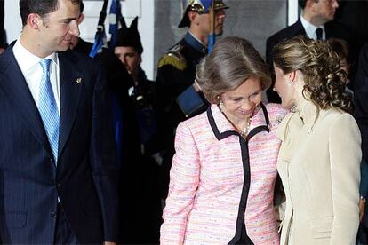 El príncipe Felipe, la reina Sofía y la princesa Letizia, a la salida de la ceremonia.