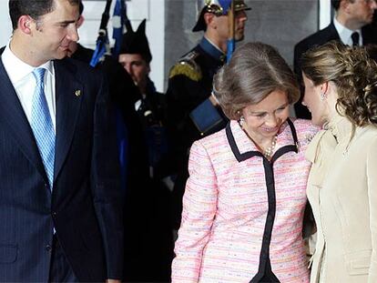 El príncipe Felipe, la reina Sofía y la princesa Letizia, a la salida de la ceremonia.