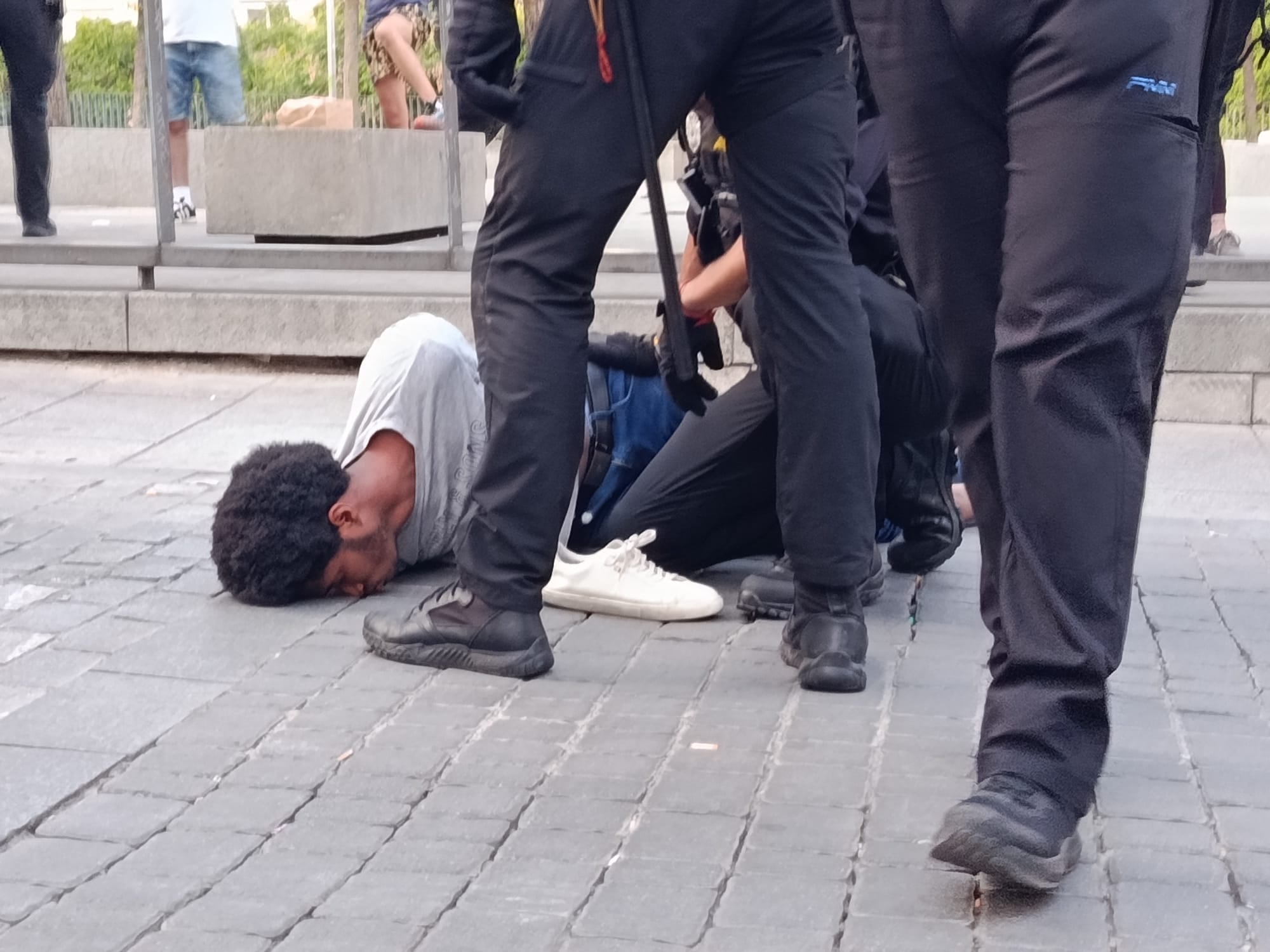 Un juzgado de Madrid declara que la Policía Municipal “se extralimitó” en la “detención ilegal” de un migrante en Lavapiés Publicado por Últimas noticias: la última hora de hoy en EL PAÍS