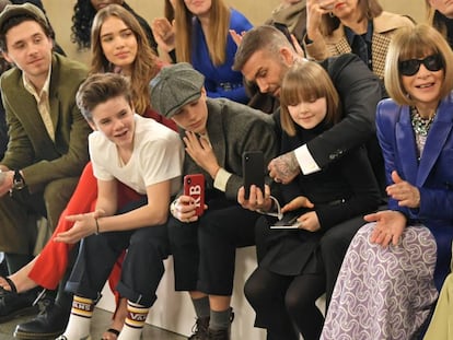 De izquierda a derecha, Brooklyn Beckham, Hana Cross, Cruz, Romeo, David y Harper Beckham y Anna Wintour en Londres el 17 de febrero durante la presentación de la colección de Victoria Beckham.
