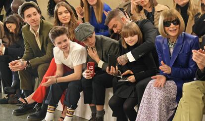 De izquierda a derecha, Brooklyn Beckham, Hana Cross, Cruz, Romeo, David y Harper Beckham y Anna Wintour en Londres el 17 de febrero durante la presentación de la colección de Victoria Beckham.