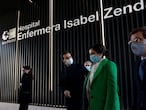
La presidenta de la Comunidad de Madrid, Isabel Díaz Ayuso, inauguró este martes el nuevo hospital de emergencias Enfermera Isabel Zendal. El centro abre sus puertas en medio de la polémica por la falta de personal sanitario que lo ocupe.