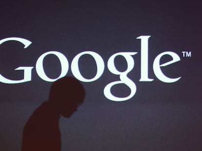 La sombra de un periodista, en una presentación de Google en Seúl