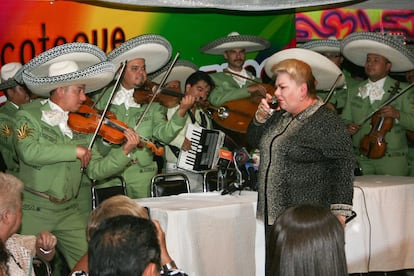 Paquita la del Barrio ofreció con mariachi una disculpa a la comunidad LGBTQ+ en Ciudad Nezahualcóyotl el 23 de marzo de 2010.  