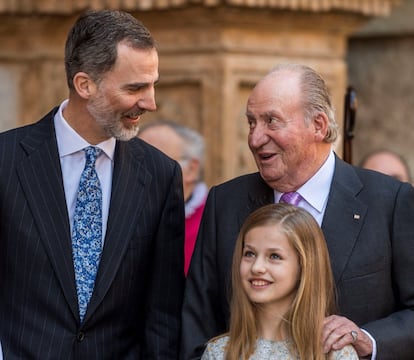 Pocos minutos después de las doce del mediodía los miembros de la familia real eran recibidos en el pórtico principal del templo por la delegada del Gobierno en Baleares, Maria Salom, y por el obispo de Mallorca Sebastiá Taltavull, encargado de oficiar la eucaristía. En la imagen, el rey Felipe conversa con su padre, el rey emérito, Juan Carlos y la infanta Leonor.