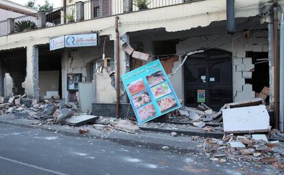 Daños causados en un edificio tras el terremoto al norte de Catania, el 26 de diciembre de 2018.