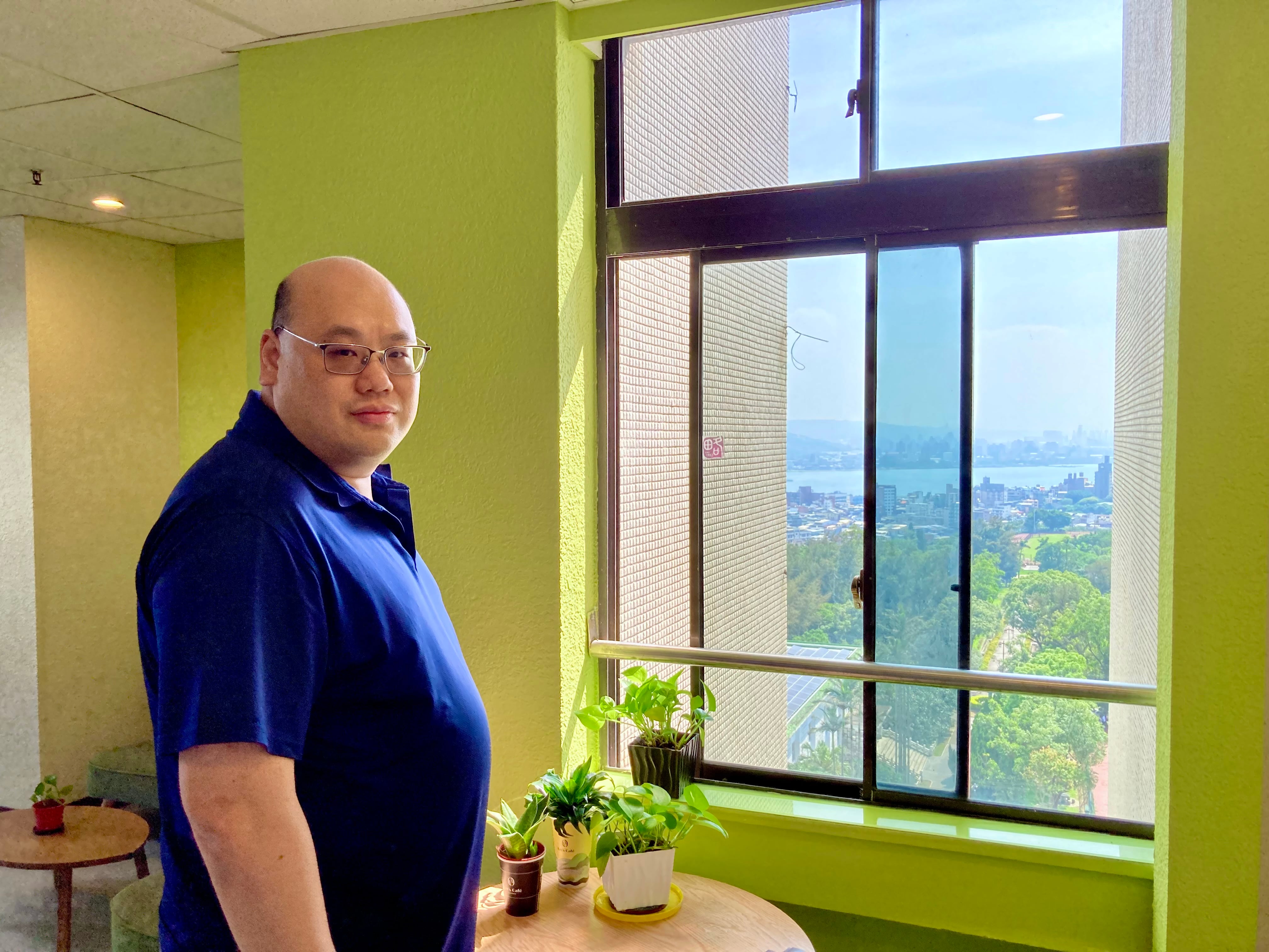 Lin Ying-yu, profesor del Instituto de Posgrado de Asuntos Internacionales y Estudios Estratégicos de la Universidad de Tamkang, muestra el río Tamsui desde su edificio universitario, el 20 de mayo.