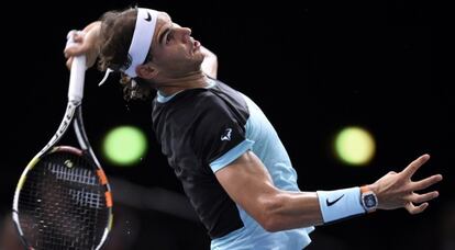 Nadal sirve durante el duelo contra Rosol.